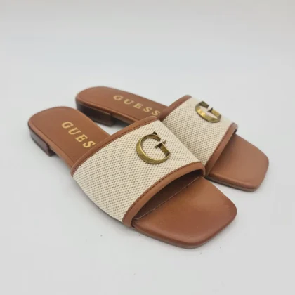 Guess ciabattina donna con fascia cuoio e tessuto beige con G dorata
